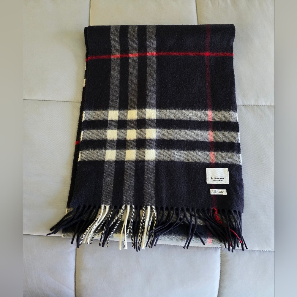 ⭐️Authentic Burberry scarf⭐️